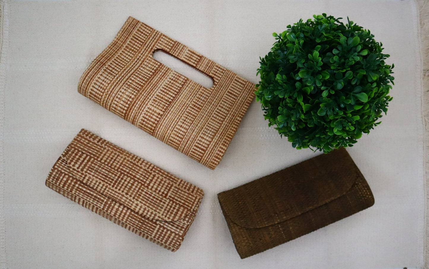 Palm Leaf Clutch - Cartera de mano confeccionada en hoja de Palma