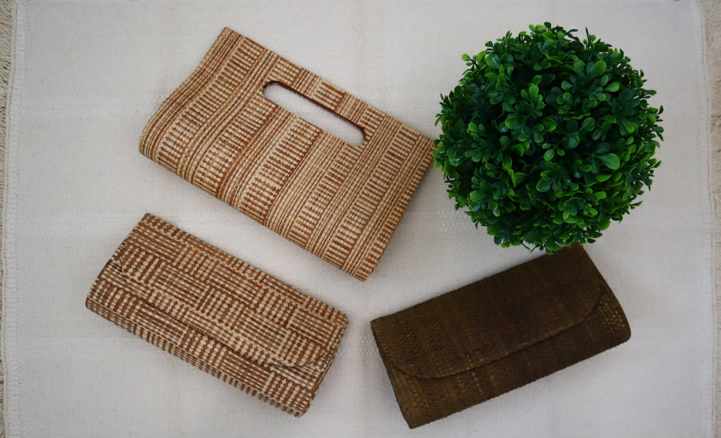 Dark Brown Palm Leaf Clutch -  Cartera de mano Marron confeccionada con hoja de Palma