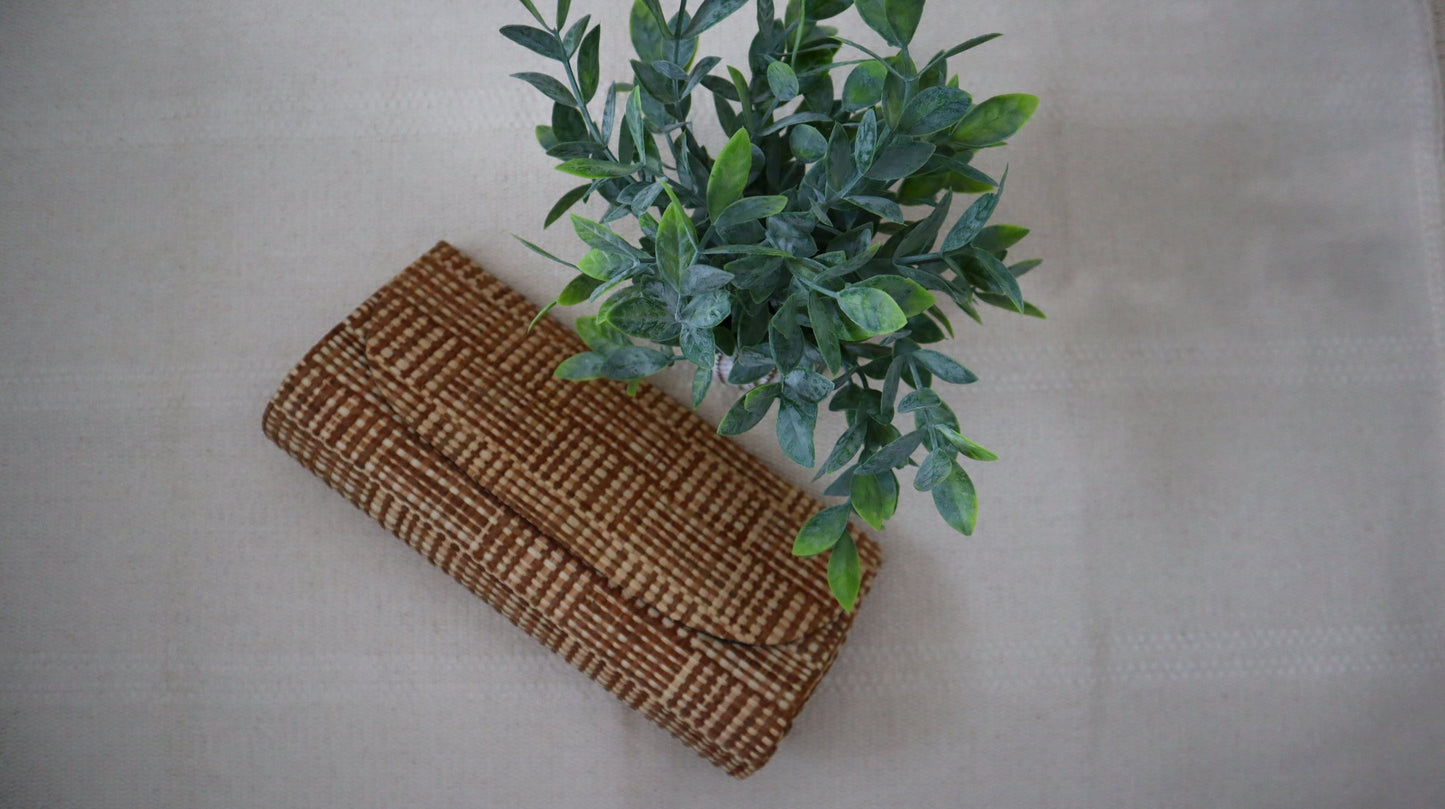 Palm Leaf Clutch - Cartera de mano confeccionada en hoja de Palma