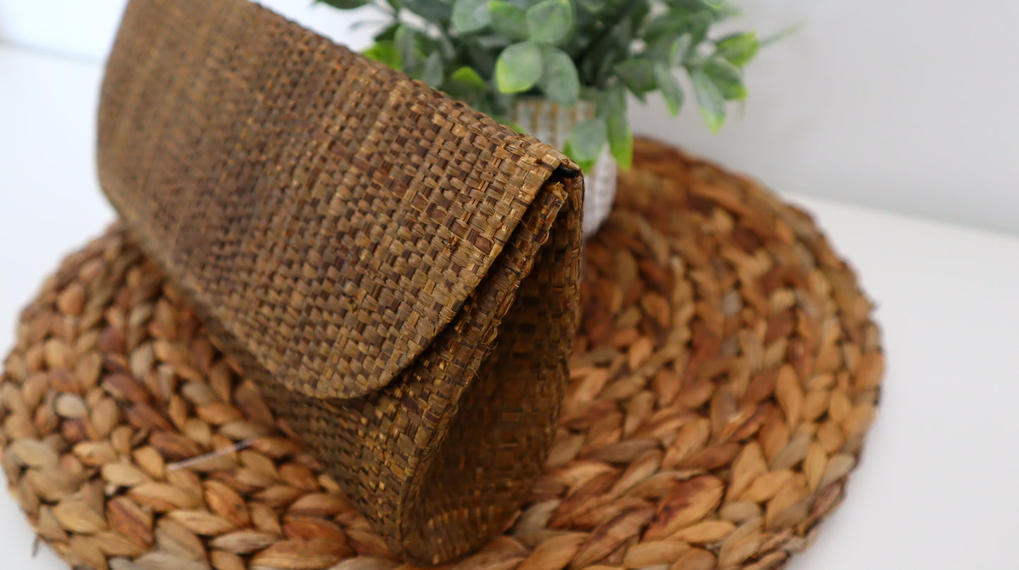 Dark Brown Palm Leaf Clutch -  Cartera de mano Marron confeccionada con hoja de Palma