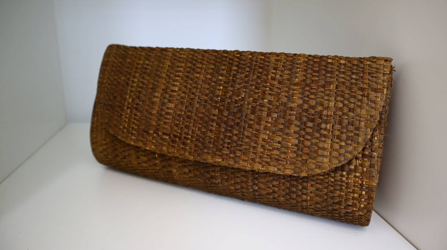 Dark Brown Palm Leaf Clutch -  Cartera de mano Marron confeccionada con hoja de Palma